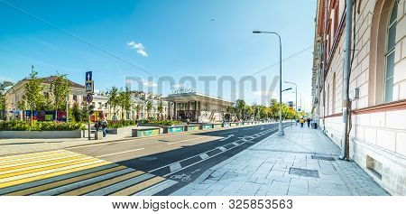 City The Moscow .chistoprudny Boulevard - Metro Entrance .08.11.2019
