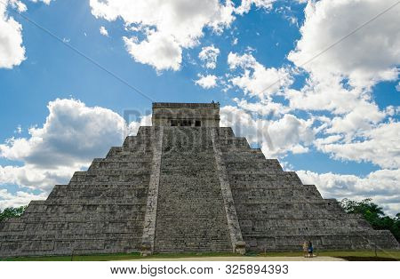 Mayan Pyramid Of Kukulcan El Castillo. Chichen-itza, Mexico