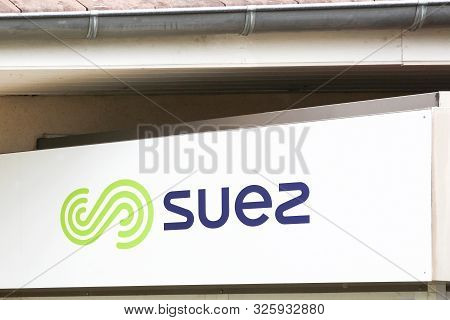 Chatillon, France - April 7, 2019: Suez Logo On A Building. Suez Sa Is A French-based Utility Compan