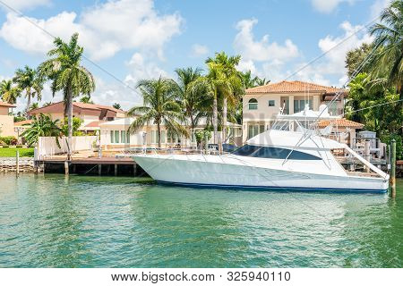 Miami, Usa - September 11, 2019: Luxurious Mansion In Miami Beach, Florida, Usa