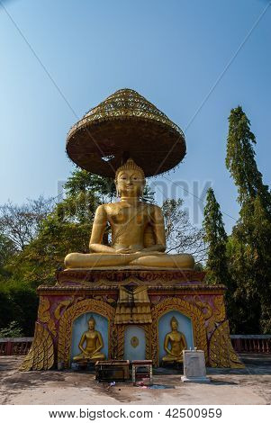 บัลลังก์ที่พระพุทธเจ้านั่งกลายเป็นพุทธเจ้าในวัดถ้ำ Jareon Paa ในเชียงใหม่ ไทย