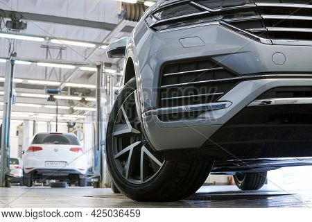 Moscow Russia - June 2021:luxurious Expensive Suv In A Car Service. The Front Of The Car Is Shown In