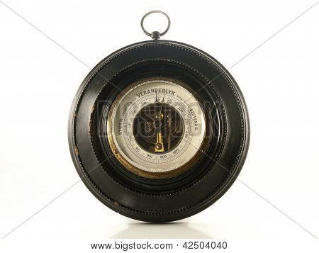 Antieke Barometer geïsoleerd op een witte achtergrond