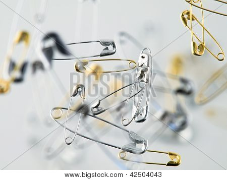 Plovoucí bezpečnostní Pin na bílém pozadí