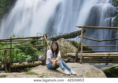 Pige og smukke vandfald i det nordlige Thailand