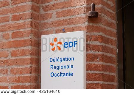 Toulouse , Occitanie France - 06 16 2021 : Edf Logo Brand And Text Sign On Building Entrance Office 