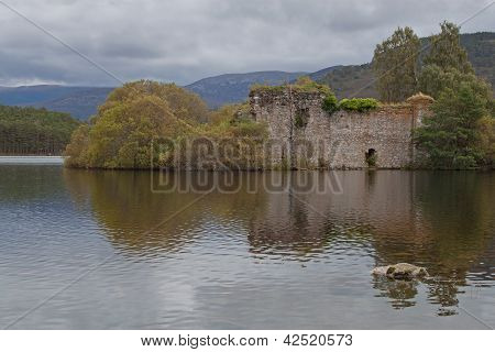Loch einer Burg eilean