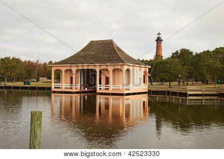 Historické loděnice a Currituck Beach maják nedaleko Corolla, Severní Karolína
