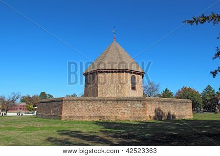 La polveriera In Colonial Williamsburg, Virginia, contro un cielo blu luminoso