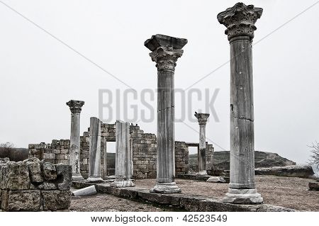 Eski yıkık Tapınak