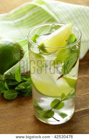 virkistävän drinkin kalkin ja minttu - Mojito