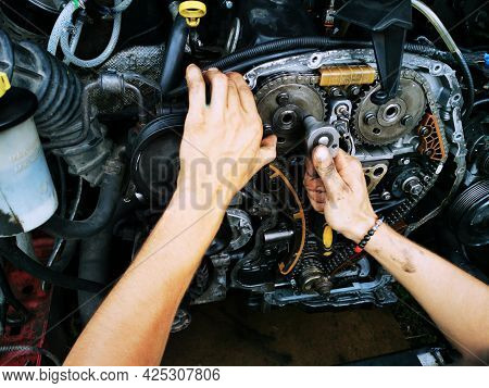 Repair Of The Internal Combustion Engine Of A Passenger Car. Repair Of An Open Motor Gear Replacemen