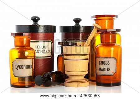 apothecary หม้อ มีส่วนผสมสำหรับ medicins ที่แยกต่างหากบนพื้นหลังสีขาว