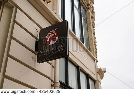 Toulouse , Occitanie France - 06 16 2021 : Nature Et Decouvertes Logo Brand And Text Sign Store Fren