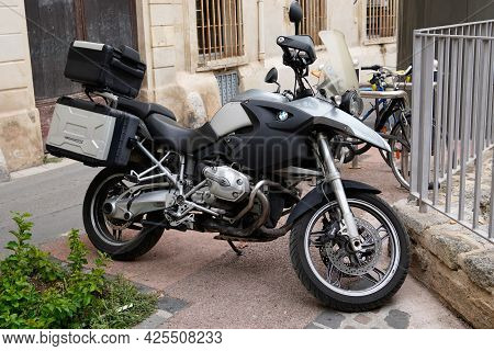 Sète , Ocitanie France  - 06 30 2021 : Bmw 1200 Gs Adventure R1200 Motorcycle Bike Parked In Street 