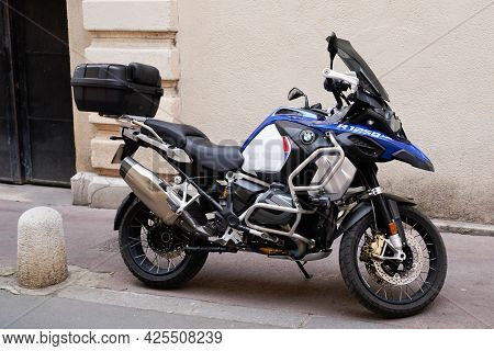 Sète , Ocitanie France  - 06 30 2021 : Bmw 1250 Gs Lc Adventure Motorcycle Parked In City Street Mod