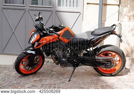 Sète , Ocitanie France  - 06 30 2021 : Ktm 790 Duke Motorcycle Logo Brand And Text Sign On Orange Si