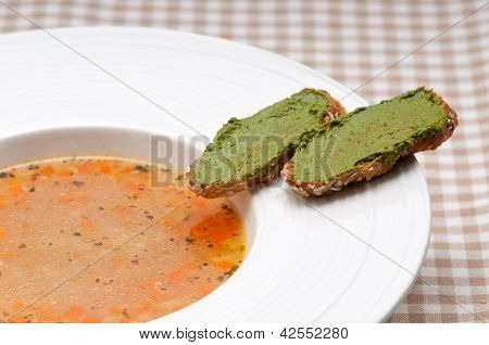 Pesto Crostini tarafı ile İtalyan çorbası çorba