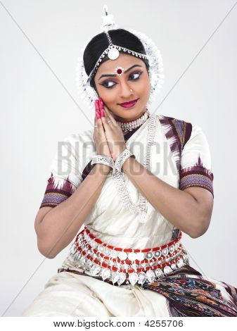 클래식 여성 Bharathanatyam 댄서
