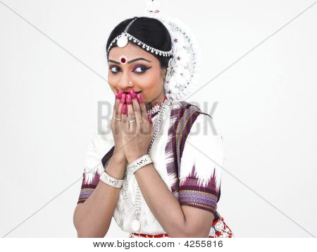 클래식 여성 Bharathanatyam 댄서 그녀의 입 취재