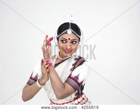 클래식 여성 Bharathanatyam 댄서