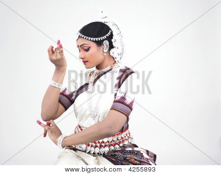 인도 고아 한 여성 Odissi 댄서