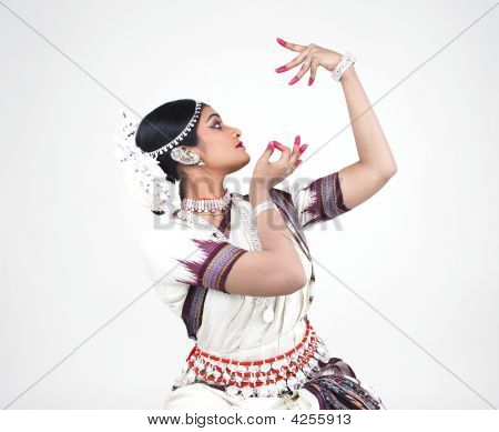 인도 고아 한 여성 Odissi 댄서