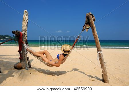 Nainen riippumatto tropical beach at Tioman island, Malesia