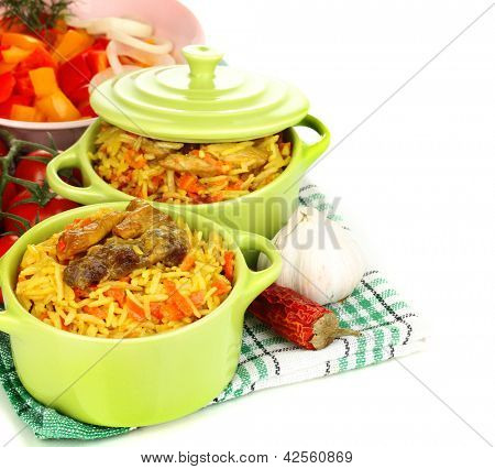 Köstlichen Pilaf mit Gemüse, isolated on white