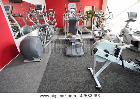Aparelhos de ginástica em uma sala de ginástica