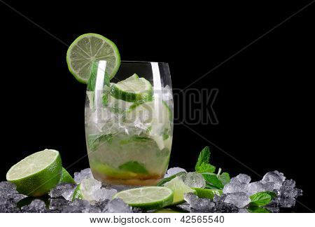 Mojito cocktail auf schwarzem Hintergrund