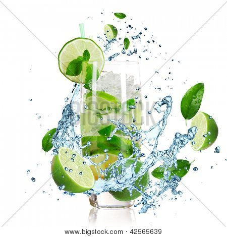 Mojito cocktail mit plantschen Flüssigkeit