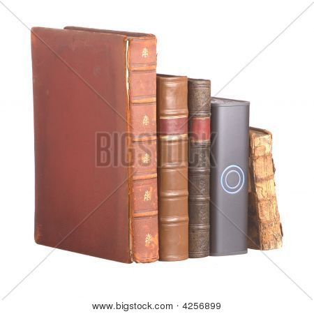 Řádek staré kůže vázané knihy a pevný disk
