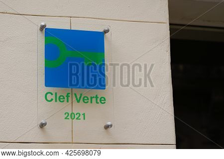 Toulouse , Ocitanie France  - 06 25 2021 : Clef Verte Logo Brand And Text Sign Green Key Label Envir