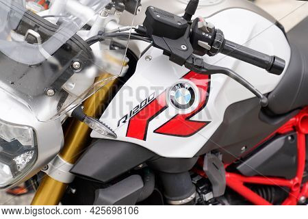 Sète , Ocitanie France  - 06 30 2021 : Bmw R1200 R Sport Motorcycle Sign Logo On White Roaster Motor