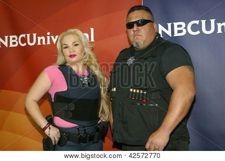 PASADENA, CA - JAN. 7: Monique Covarrubias ve Roma Morales geldiğinde NBCUniversal 2013 kış