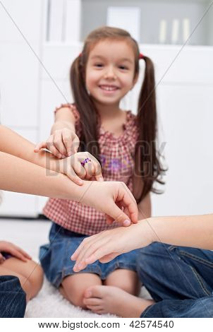 Děti si hrají s prsty
