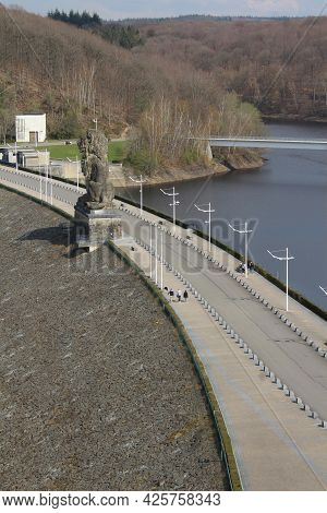 Jalhay, Belgium: 15 April 2021: View Of The Road Which Crosses The Gileppe Dam And Gileppe Lake In W