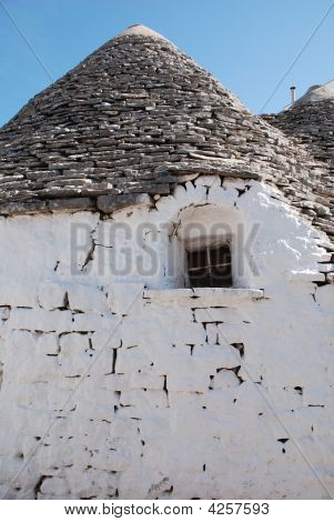 Trullo zdi s oknem