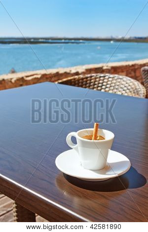 ถ้วยกาแฟกับ Canela ติดบนตารางภายนอก