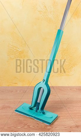 Flat Wet Mop With Special Clamp Sliding On Handle To Folding Of Working Band For Squeezing Out Exces