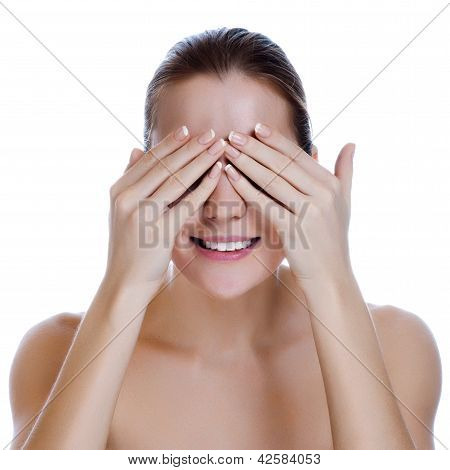 Ridere la donna che coprono gli occhi, Close Up Of A Womans ridendo a bocca e denti con la sua copertura mani