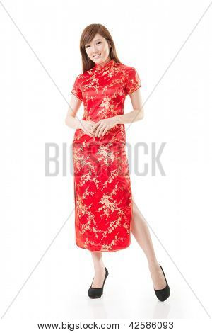 Smilende kinesisk kvinde kjole traditionelle cheongsam ved årsskiftet, skud studio isoleret på hvid baggrund