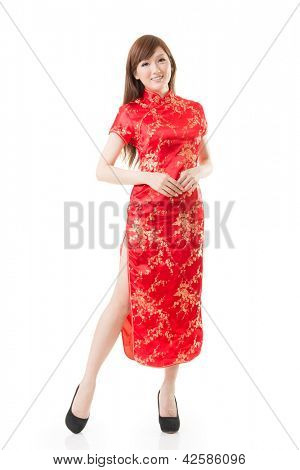Smilende kinesisk kvinde kjole traditionelle cheongsam ved årsskiftet, skud studio isoleret på hvid baggrund