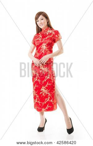 Smilende kinesisk kvinde kjole traditionelle cheongsam ved årsskiftet, skud studio isoleret på hvid baggrund