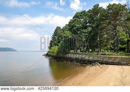 Sleepy Hollow, Ny - Usa - July 5, 2021: A Horizontal View Of Scenic Kingsland Point County Park, An 