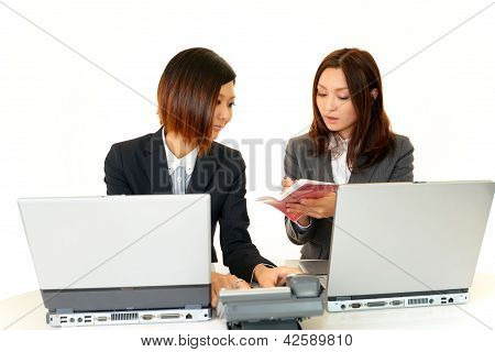 Portrét dvou podnikatelů ve své kanceláři