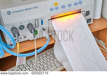 Ctg Device With Monitoring Of The State Of Health Of The Mother And Child During Childbirth In The H