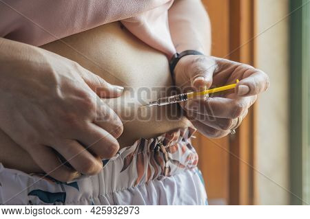 Woman Injects A Dose Of Heparin Into Her Belly