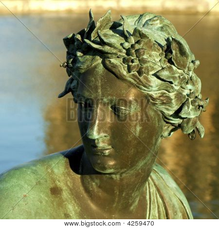 Kvindelig Statue